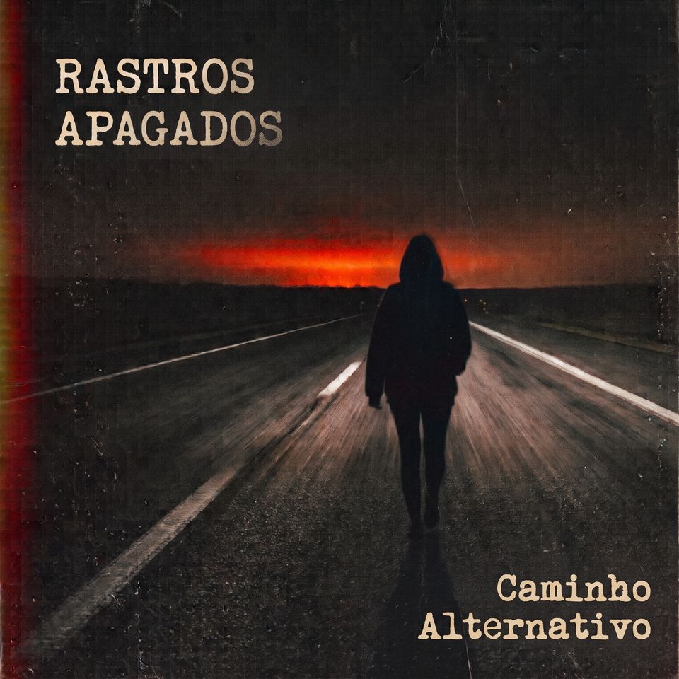 Silhueta de capuz caminhando sozinha por uma estrada vazia à noite, rumo a uma faixa de luz vermelha no horizonte.
